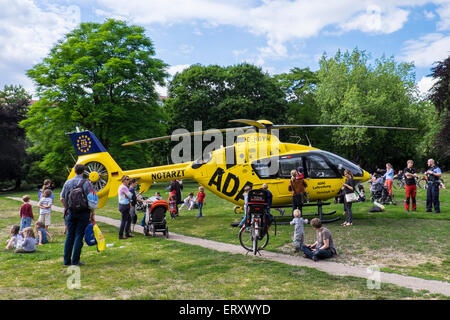 Mitte di Berlino, Germania. Il 9 giugno, 2015. Christoph 31, un medico di emergenza Salvataggio in elicottero è atterrato in Volkspark am Weinbergsweg oggi per il trattamento di un paziente. L'elicottero è azionato da ADAC (Allgemeine Deutsche Automobil Club e trasporta il pilota, un paramedico e un medico che è in base a Benjamin Franklin Campus dell'Ospedale Charitè.Il servizio è stato lanciato nel 1987 e ed effettua circa 2500 operazioni ogni anno. Si tratta di un raro nel centro di Berlino dove gli ospedali sono facilmente accessibili dalla strada ambulanza. Credito: Eden Breitz/Alamy Live News Foto Stock