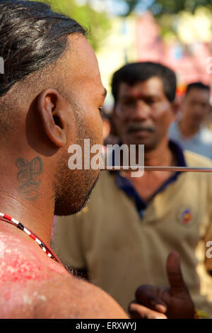 La faccia di piercing, preparazione per i Tamil Thaipusam Hindu celebrazione nel mese Thai quando la stella Pusam è a sua altezza Foto Stock