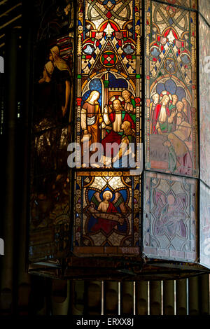 Il vetro macchiato lanterna, Chiesa di San Pietro, Kinver, Staffordshire, England, Regno Unito Foto Stock