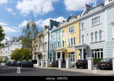 Case colorate a Elgin Crescent sul Ladbroke station wagon, Notting Hill, Londra. Foto Stock