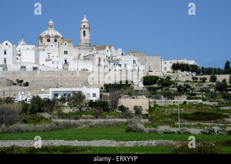 Vista della collina città bianca di Locorotondo, Puglia, Italia Foto Stock