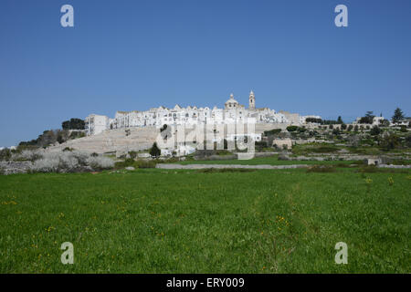 Vista della collina città bianca di Locorotondo, Puglia, Italia Foto Stock