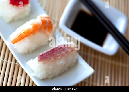 Close up di sushi in un ristorante giapponese Foto Stock