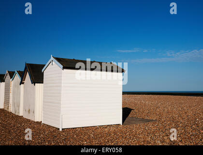 Cabine sulla spiaggia, in una serata estiva a Goring West Sussex Foto Stock