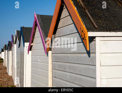 Cabine sulla spiaggia, in una serata estiva a Goring West Sussex Foto Stock