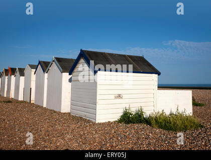 Cabine sulla spiaggia, in una serata estiva a Goring West Sussex Foto Stock