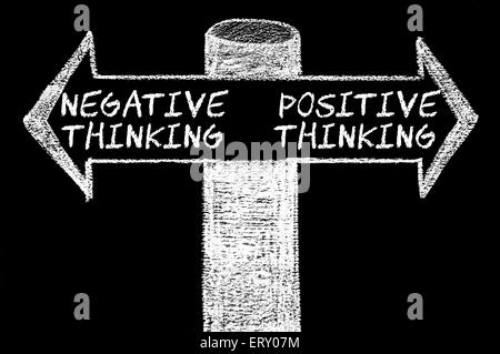 Frecce opposte con negativo rispetto il pensiero positivo. Disegno a mano con un gessetto sulla lavagna. Scelta immagine concettuale Foto Stock