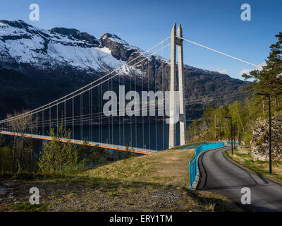 Hardanger ponte, ponte sospeso sulla Eidfjord, una succursale dell'Hardangerfjord, vicino Brimnes, Hordaland, Norvegia Foto Stock