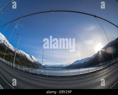 Hardanger ponte, ponte sospeso sulla Eidfjord, una succursale dell'Hardangerfjord, vicino Brimnes, Hordaland, Norvegia Foto Stock