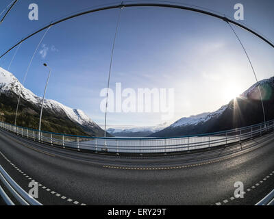 Hardanger ponte, ponte sospeso sulla Eidfjord, una succursale dell'Hardangerfjord, vicino Brimnes, Hordaland, Norvegia Foto Stock