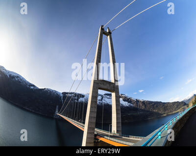 Hardanger ponte, ponte sospeso sulla Eidfjord, una succursale dell'Hardangerfjord, vicino Brimnes, Hordaland, Norvegia Foto Stock