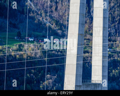 Hardanger ponte, ponte sospeso sulla Eidfjord, una succursale dell'Hardangerfjord, vicino Brimnes, Hordaland, Norvegia Foto Stock