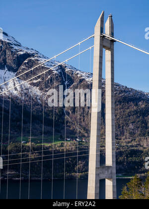 Hardanger ponte, ponte sospeso sulla Eidfjord, una succursale dell'Hardangerfjord, vicino Brimnes, Hordaland, Norvegia Foto Stock