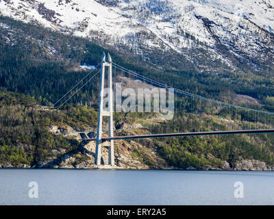 Hardanger ponte, ponte sospeso sulla Eidfjord, una succursale dell'Hardangerfjord, vicino Brimnes, Hordaland, Norvegia Foto Stock