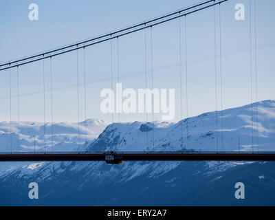 Hardanger ponte, ponte sospeso sulla Eidfjord, una succursale dell'Hardangerfjord, vicino Brimnes, Hordaland, Norvegia Foto Stock