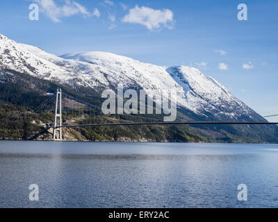 Hardanger ponte, ponte sospeso sulla Eidfjord, una succursale dell'Hardangerfjord, vicino Brimnes, Hordaland, Norvegia Foto Stock