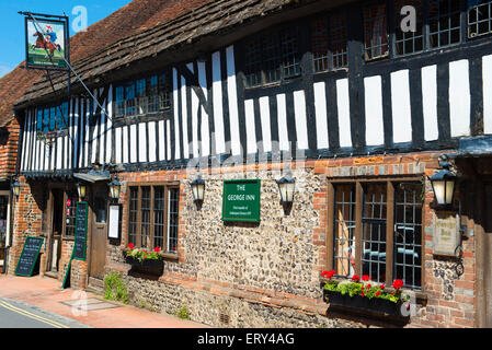 Il George Inn su High Street a Alfriston un pomeriggio estivo Foto Stock