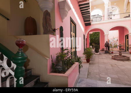 Elk224-1343 Cuba, La Habana Vieja, Casa de Messico Benito Juarez, cortile Foto Stock