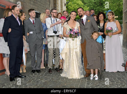 Un British party di nozze avente un gruppo foto scattata al momento del loro arrivo a destinazione nozze in Brugge, Belgio Foto Stock