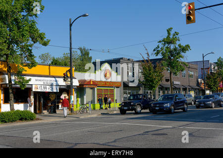 Veicoli fermi al semaforo rosso su Main Street, Vancouver, BC, Canada Foto Stock