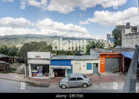 Strada principale autostrada 199 passa attraverso il centro di Ocosingo passato piccoli ristoranti e un ufficio Fedex di fronte al terminal degli autobus Foto Stock