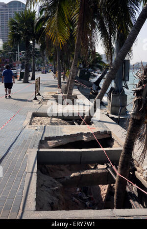 Erosione del mare espone i cavi di energia elettrica accanto alla spiaggia di Pattaya Thailandia Foto Stock