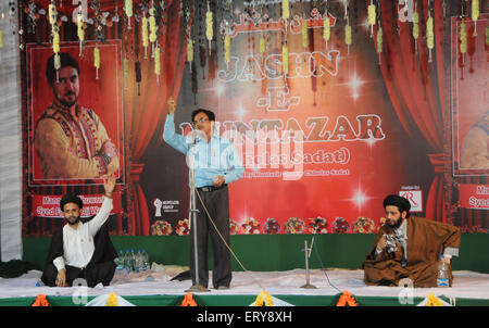 Pronunciare Pradesh, India. Il giorno 08 Giugno, 2015. Shayar e Ahlebait Roshan Allhabadi recitando Manqabat Khuwani durante il Jashan internazionale e Muntazir Programma a Chholas Sadat maggiore Noida a Delhi. © Wasim Sarvar/Pacific Press/Alamy Live News Foto Stock