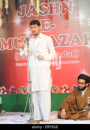 Pronunciare Pradesh, India. Il giorno 08 Giugno, 2015. Shayar e Ahlebait Rhazes Mohammad Rizvi recitando Manqabat Khuwani durante il Jashan internazionale e Muntazir Programma a Chholas Sadat maggiore Noida a Delhi. © Wasim Sarvar/Pacific Press/Alamy Live News Foto Stock