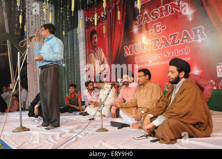 Pronunciare Pradesh, India. Il giorno 08 Giugno, 2015. Shayar e Ahlebait Roshan Allhabadi recitando Manqabat Khuwani durante il Jashan internazionale e Muntazir Programma a Chholas Sadat maggiore Noida a Delhi. © Wasim Sarvar/Pacific Press/Alamy Live News Foto Stock