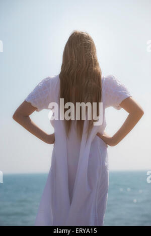 Una ragazza in un abito bianco da dietro Foto Stock