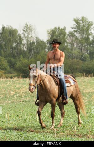 L'uomo corse American Paint Horse Foto Stock