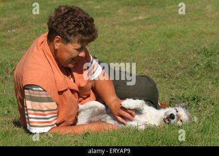 Donna con Parson Russell Terrier Foto Stock