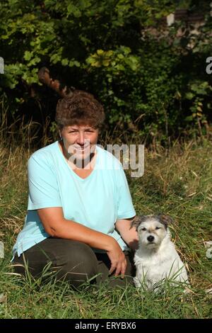 Donna con Parson Russell Terrier Foto Stock