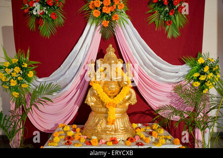 Statua del Signore Ganesh , elefante a capo di Dio ; ingresso casa auscicious decorazione di benvenuto ; India , asia Foto Stock