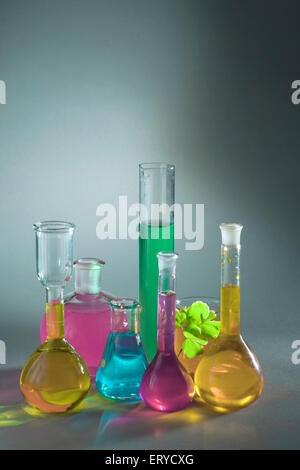 Apparecchi chimici colorati da laboratorio ; India , asia Foto Stock