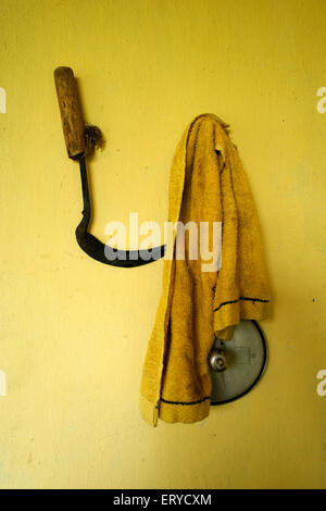 Falce e vestiti appesi su PEG , Lumbini , Nepal , Asia Foto Stock