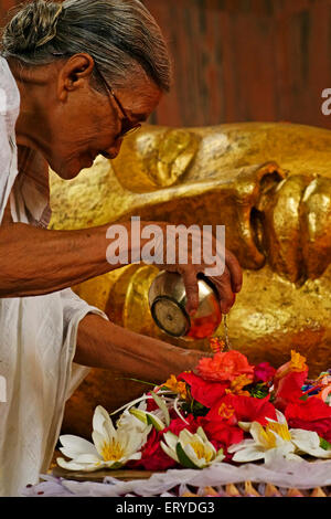 Donna adorare la statua di Buddha Maha parinirvan ; sito buddista ; Kushinagar ; Uttar Pradesh ; India Foto Stock