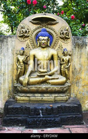 Statua di Buddha a Patrimonio Mondiale UNESCO tempio di Mahabodhi ; Bodhgaya, ; Bihar ; India Foto Stock
