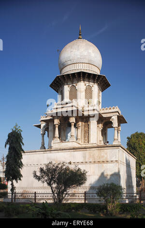 Ganga Chhatri ; monumento in marmo in Ganga lago costruito dal Maharaja Takhatsihji nel 1893 ANNUNCIO ; district Bhavnagar ; Gujarat ; India Foto Stock