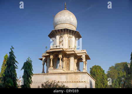 Ganga Chhatri ; monumento in marmo in Ganga lago costruito dal Maharaja Takhatsihji in 1893AD ; district Bhavnagar ; Gujarat ; India Foto Stock