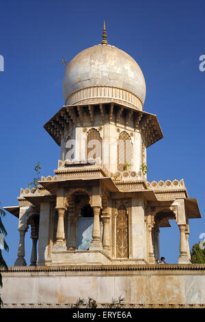 Ganga Chhatri ; monumento in marmo in Ganga lago costruito dal Maharaja Takhatsihji in 1893AD ; district Bhavnagar ; Gujarat ; India Foto Stock