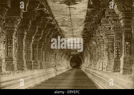 Vecchio vintage 1900s ramanathaswamy shiva hindu temple hall di pilastri , rameswaram ramnathpuram , Tamil Nadu , india - aad 160923 Foto Stock