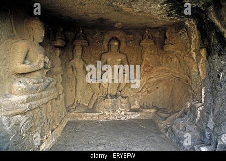 Statue di Buddha nel tempio nella grotta hinyana pandav grotte primo secolo A.C. al II secolo D.C. ; Satavahana ; Nasik Foto Stock