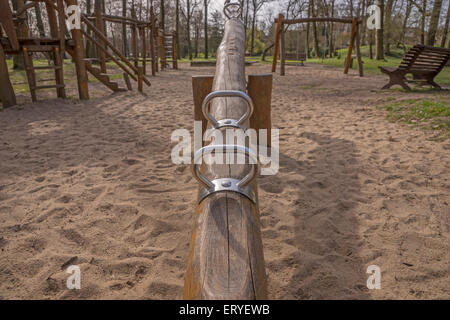 Un vuoto di altalena su un parco giochi Foto Stock