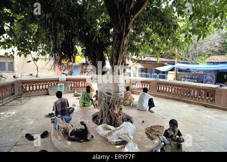 Locali di Ashtavinayak Ganpati Mandir, tempio di Ganesh, Ballaleshwar, Pali, Sudhgad, Sudhgarh, Raigad, Raigarh, Maharashtra, India, Asia Foto Stock