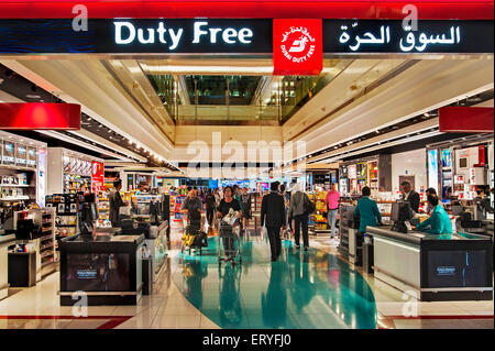 Duty-Free Shop, l'Aeroporto Internazionale di Dubai, Dubai, Emirati Arabi Uniti Foto Stock