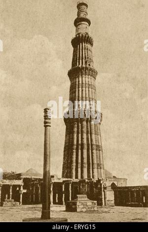 Qutub Minar Qutb Minar Qutab Minar e vittoria torre colonna di ferro Delhi India vecchia annata 1900s foto Foto Stock