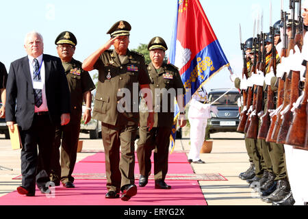 Phnom Penh Cambogia. Decimo Giugno, 2015. In Cambogia il Ministro della Difesa di Tea Banh (3rd, L) e Marc Derveeuw (1st, L), rappresentante del Fondo delle Nazioni Unite per la popolazione di Cambogia, ispezionare una guardia d'onore in Phnom Penh Cambogia, il 10 giugno 2015. Alcuni 457 soldati cambogiani sono arrivati qui il mercoledì dopo aver completato il primo anno delle Nazioni Unite per le operazioni di mantenimento della pace in Mali e in Sud Sudan. Credito: Sovannara/Xinhua/Alamy Live News Foto Stock