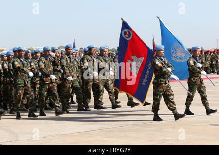 Phnom Penh Cambogia. Decimo Giugno, 2015. Soldati cambogiani marzo presso la Base Aerea Militare di Phnom Penh, Cambogia, il 10 giugno 2015. Alcuni 457 soldati cambogiani sono arrivati qui il mercoledì dopo aver completato il primo anno delle Nazioni Unite per le operazioni di mantenimento della pace in Mali e in Sud Sudan. Credito: Sovannara/Xinhua/Alamy Live News Foto Stock