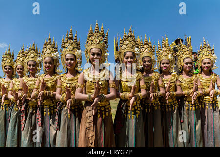 Apsara ballerini in costumi tradizionali presso il Festival di elefante, Surin, Provincia di Surin, Isan, Isaan, Thailandia Foto Stock